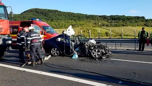 FOTO| Trei persoane rănite, în urma unui accident grav între o maşină şi un TIR pe Autostrada Deva - Sibiu