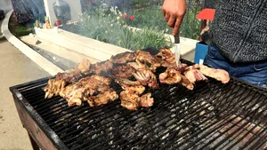 Grătare printre morminte în cimitirul Viişoara din Ploieşti, de Paştele Blajinilor | FOTO