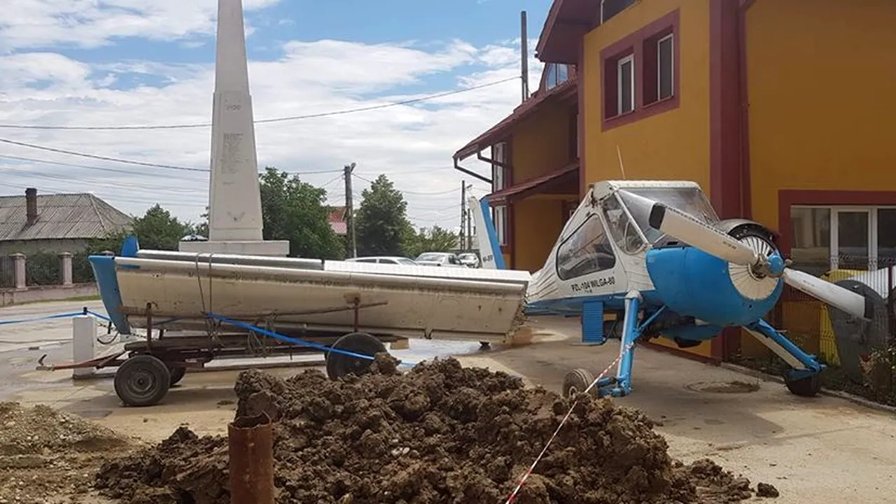 O primărie din Argeş a primit un AVION pe care l-a parcat în faţa instituţiei. 