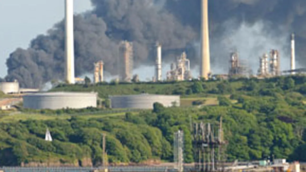 Incendiu la una dintre principalele rafinării din Rusia. 7 răniţi la Gazprom Omsk

