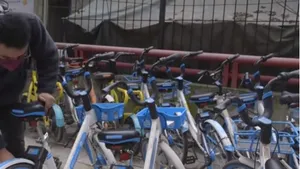 Eroul care ”bântuie” străzile din Wuhan pe bicicletă: ”Mă simţeam de parcă se filma un film despre apocalipsă”. Un tânăr încearcă să salveze animalele lăsate în voia sorţii | VIDEO