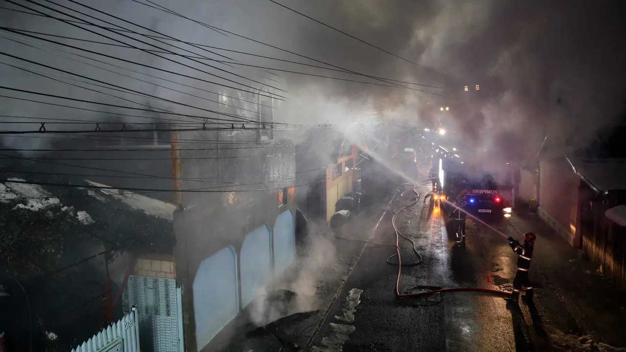 Incendiu puternic în Capitală: două femei la spital, o casă distrusă şi două afectate
