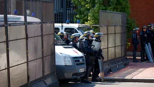 Bătaie generală într-un Tribunal. Polițiștii au intervenit pentru a opri lupta la care participau zeci de tineri