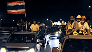 Manifestanţii încep să evacueze sediul Guvernului thailandez
