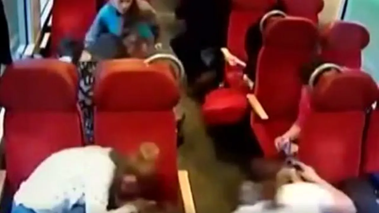 Pasageri, salvaţi de un mecanic de locomotivă, în Polonia, înaintea coliziunii unui tren cu un TIR - VIDEO 