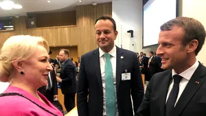 Viorica Dăncilă, fotografie cu Emmanuel Macron, în timpul vizitei din SUA | FOTO, VIDEO