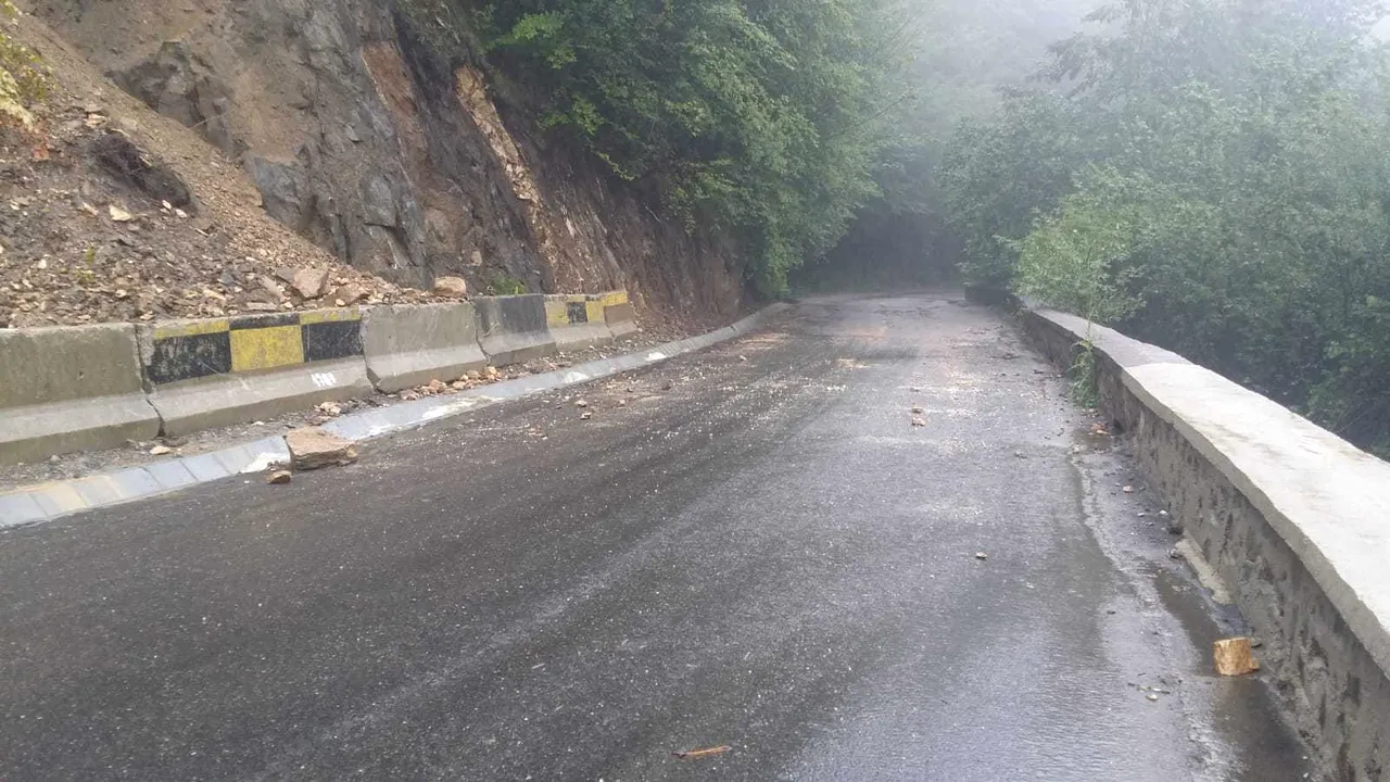 Trafic blocat pe Valea Oltului. Centura Călimăneşti rămâne închisă peste noapte