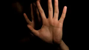 Caz incredibil în Bistriţa-Năsăud: Un elev dintr-un centru de plasament a bătut doi educatori şi le-a rupt hainele. Agresorul a fost internat la Psihiatrie