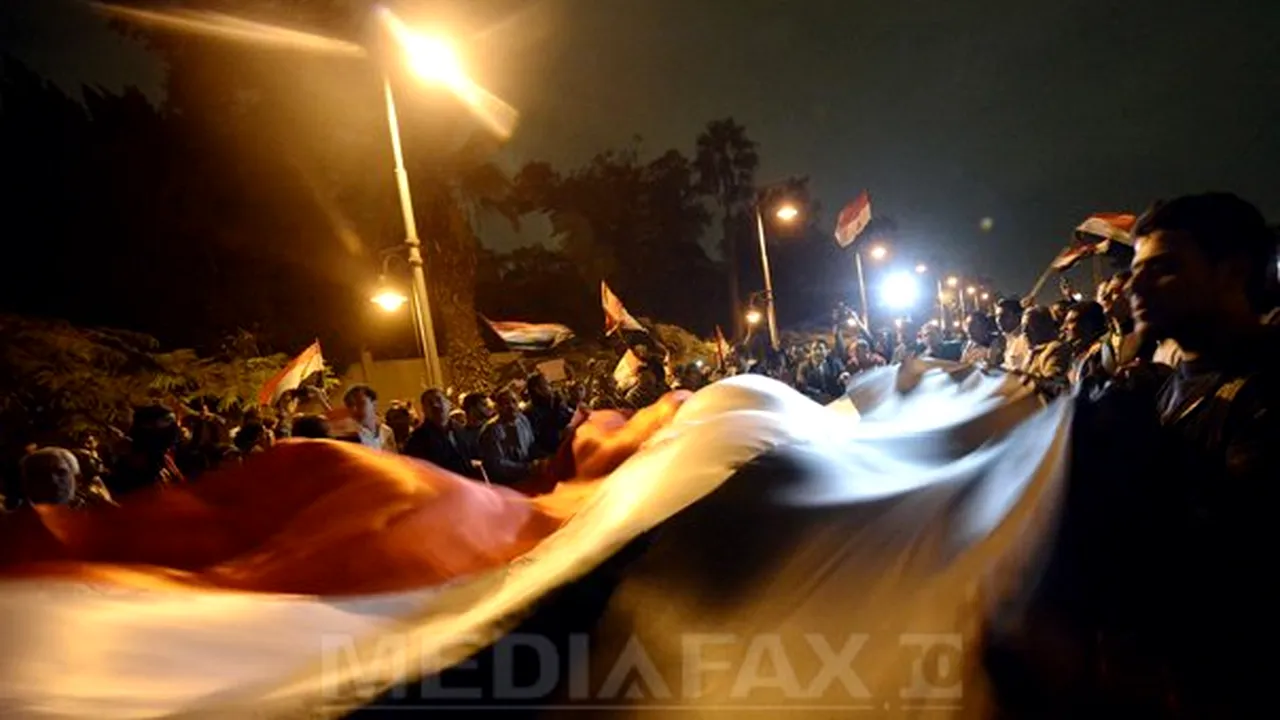 CONFRUNTĂRI în Cairo între susţinătorii şi opozanţii lui Morsi, în faţa palatului prezidenţial