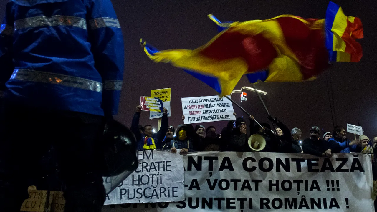 PROTESTE faţă de Legile justiţiei au avut loc în Bucureşti şi în mai multe oraşe din ţară/ Mii de protestatarii, în faţa Palatul Parlamentului | FOTO, VIDEO