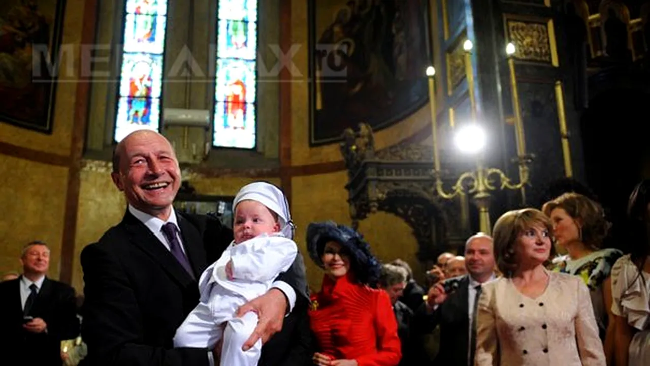 Băsescu l-a adus la botez cu Dusterul pe finul său, fiul Prinţului Paul - VIDEO, GALERIE FOTO