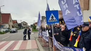 Revolta angajaţilor din penitenciare continuă: Peste 100 de persoane au ieşit în stradă la Codlea | FOTO