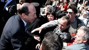 Băsescu a făcut baie de mulţime la deschiderea Adunării Ecumenice