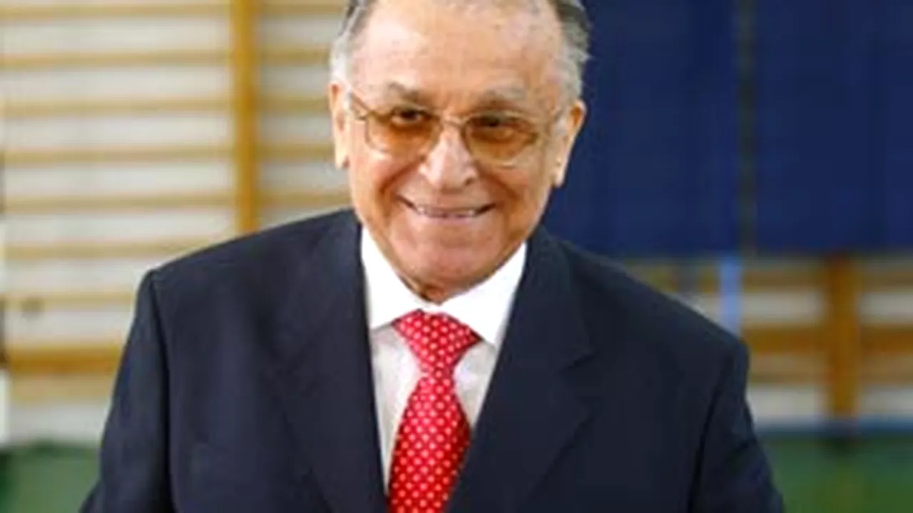 Iliescu se simte bine după operaţia la cot şi participă la şedinţa conducerii PSD
