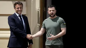 Emmanuel Macron i-a reafirmat lui Volodimir Zelenski susţinerea Franţei pentru Ucraina 