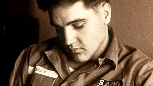 Uniforma militară a cântăreţului Elvis Presley, scoasă la licitaţie