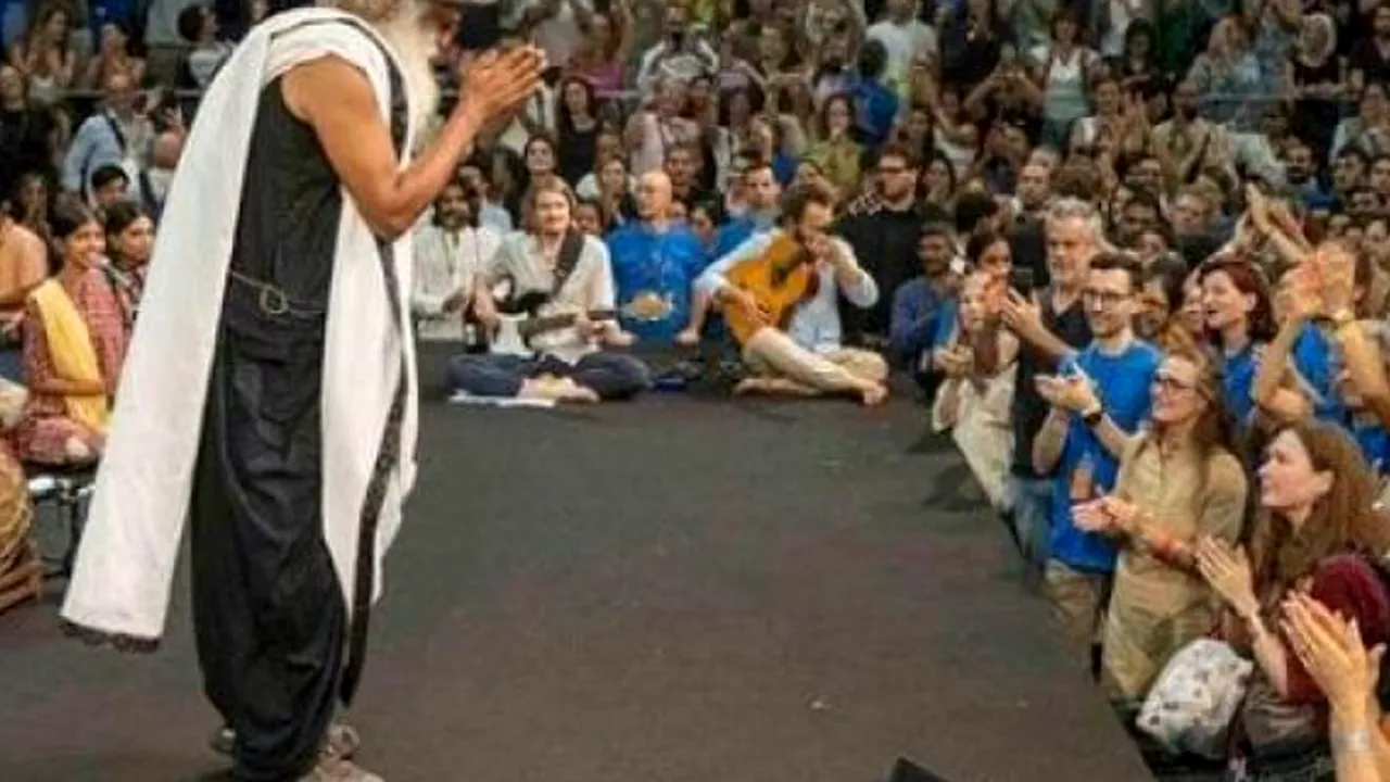 Cel mai faimos guru a umplut o sală de 4.000 de locuri. Oamenii au plătit sume exorbitante pentru un bilet
