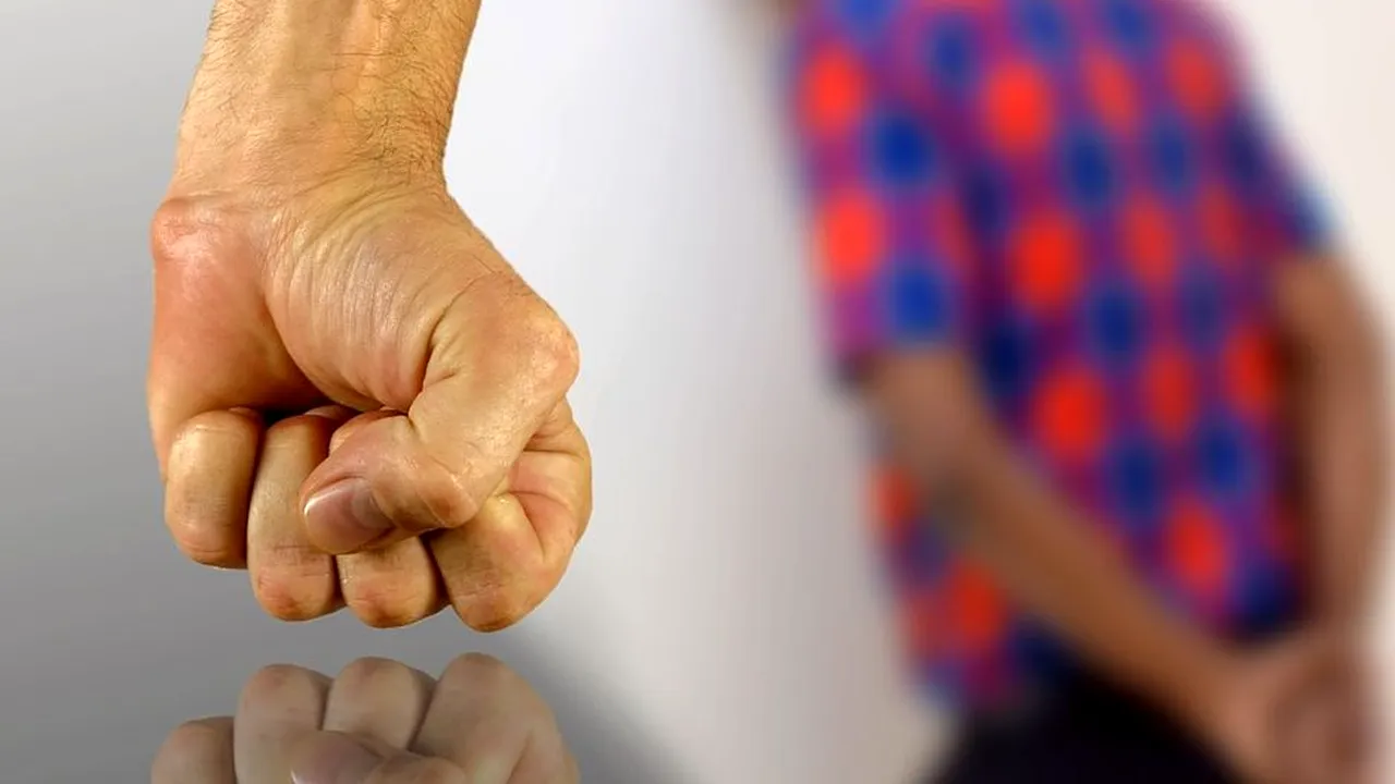 Un angajat al MAI, despre care se crede că este ofiţer SIPI, este acuzat că a BĂTUT un adolescent de 14 ani în Ploieşti. Motivul este revoltător