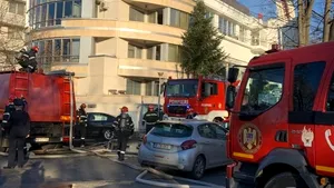 VIDEO, FOTO | Incendiu la o clădire cu 3 etaje, în cartierul Primăverii, din Bucureşti. Toate persoanele care se aflau în interior reuşind să iasă