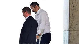 Iohannis a semnat decretul privind reluarea atribuţiilor de premier de către Victor Ponta/ Ponta a ajuns la Guvern
