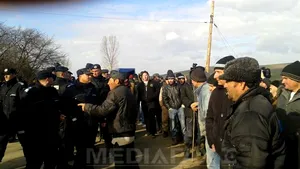 Drumul închis de Jandarmerie la Pungeşti a fost deblocat; în zonă mai sunt câteva zeci de jandarmi