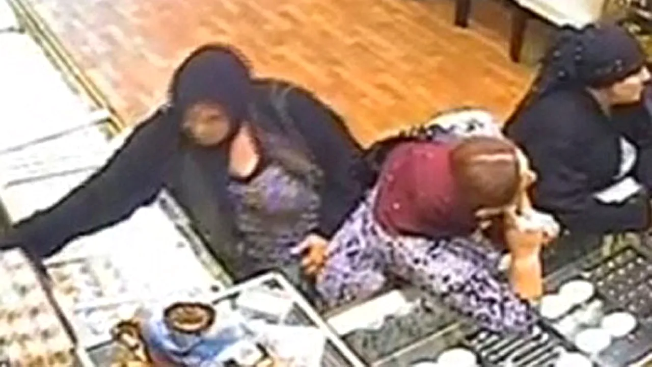 La furat în Anglia: O româncă de etnie romă, filmată în timp ce fura bijuterii şi le ascundea în fustă. Prejudiciul se ridică la peste 62.000 de euro - VIDEO