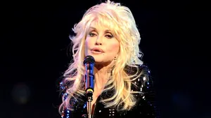 Dolly Parton şi alte vedete ale muzicii country au decorat brazi de Crăciun în scopuri caritabile