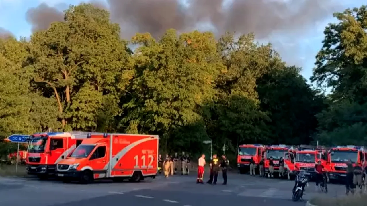 Pompierii se luptă cu un incendiu scăpat de sub control la un depozit de muniţii din Berlin
