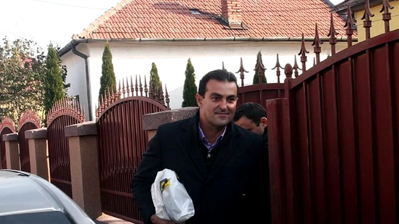 Ordonanţa de reţinere a primarului Apostu a expirat. Edilul este încă în sediul Curţii de Apel