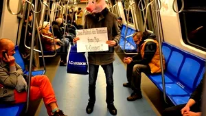 A cincea zi de PROTESTE în Piaţa Universităţii: Momente emoţionante la auzul veştilor despre persoanele moarte în cursul serii - FOTO