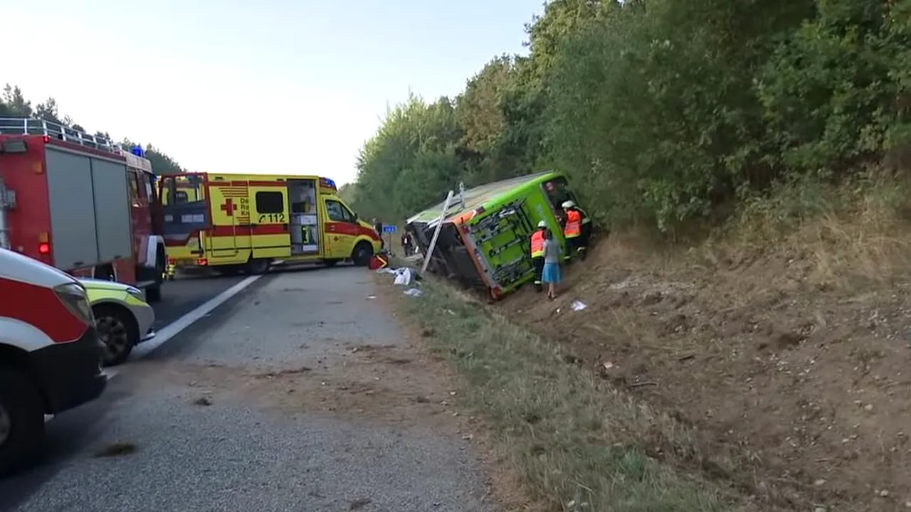 Cel puţin 16 persoane au fost rănite după ce un autocar s-a răsturnat pe o autostradă din Germania/ UPDATE: Reacţia companiei care operează vehiculul