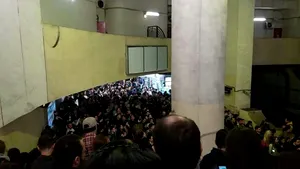 Aglomeraţie la metrou după o defecţiune la uşa unui tren - FOTO