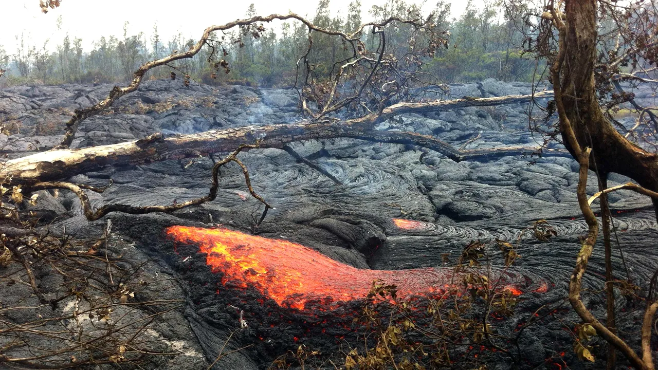 VIDEO Maşină filmată în timp ce era înghiţită de lavă în Hawaii
