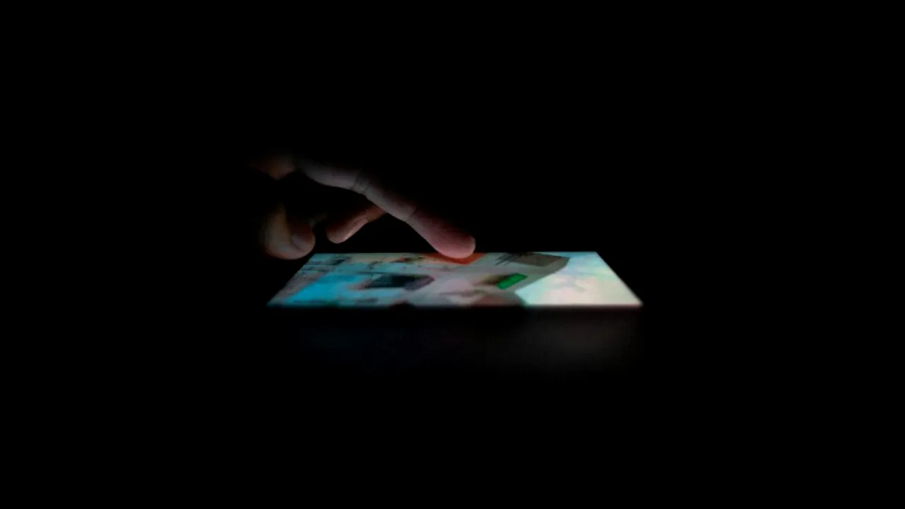 Studiu: Navigarea pe telefon înainte de culcare poate strica somnul și chiar provoca insomnie