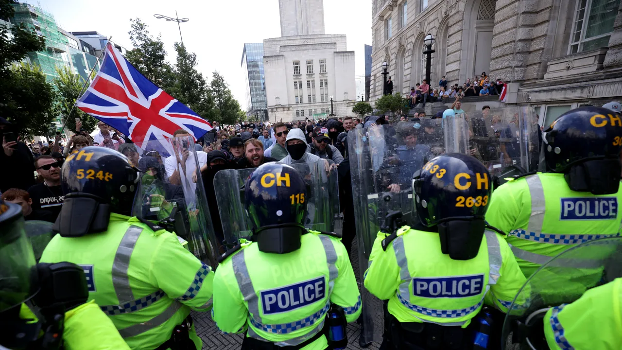 Aproape 400 de arestări după violenţele din Marea Britanie