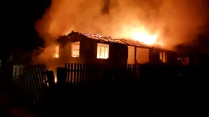 Un bărbat a murit într-un incendiu izbucnit la două locuinţe din Bistriţa-Năsăud | FOTO, VIDEO