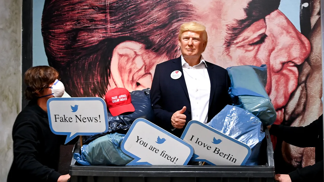 Donald Trump a fost scos în tomberon...de la Madame Tussauds din Berlin. Măsura a fost luată preventiv de conducerea muzeului, înaintea alegerilor din Statele Unite