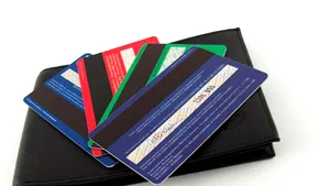 Utilizarea cardurilor de credit în perioade de criză, soluţie benefică pentru consumatori