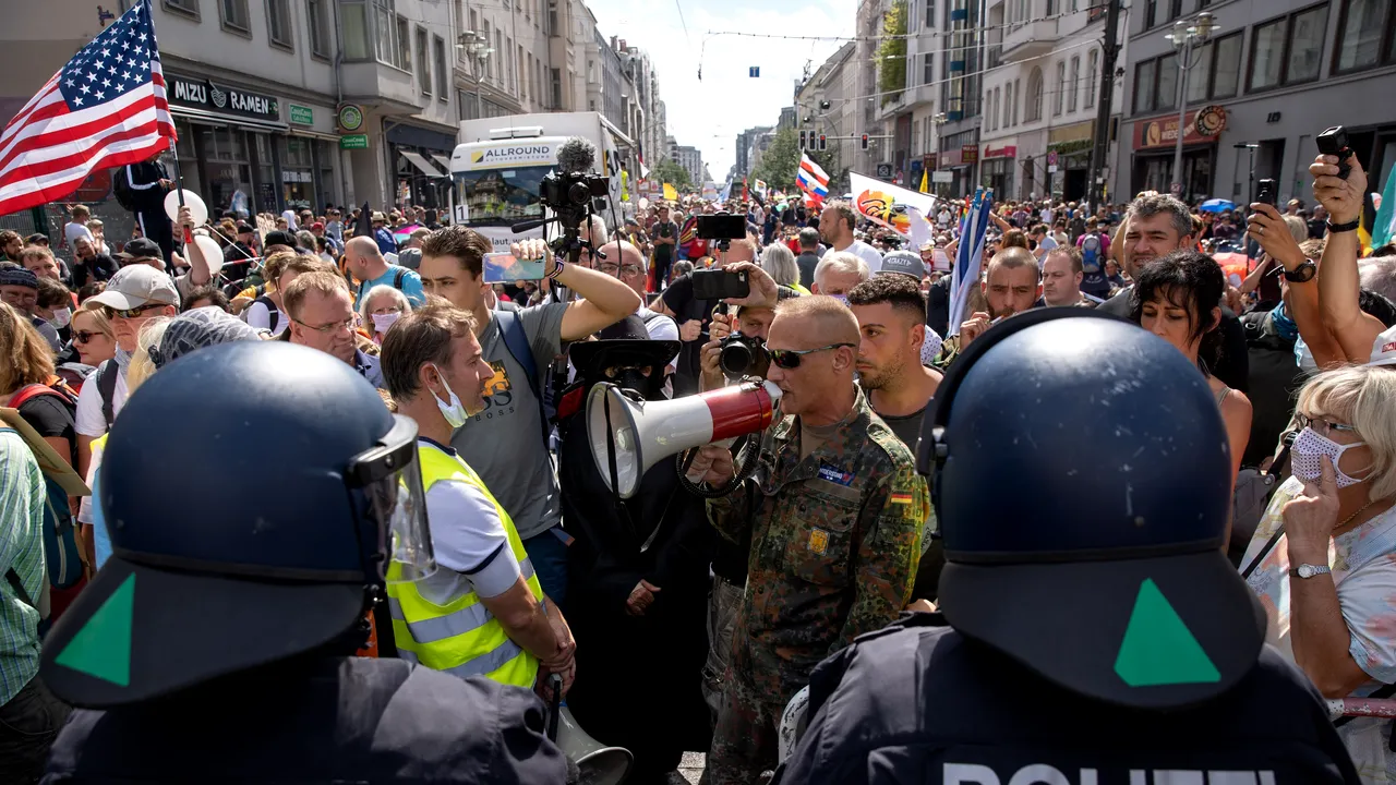 Germanii contestă regulile anti-Covid. Cât de diferite sunt de cele din România?