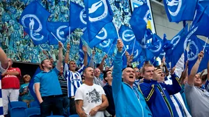 Se îngroaşă gluma. Trei suporteri, arestaţi pentru scandări rasiste şi homofobe