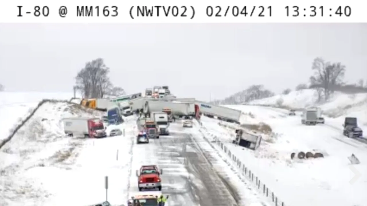 Accident în lanţ, cu 40 de maşini. Autostrada înzăpezită a fost parţial închisă