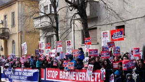 Protest la Ambasada Norvegiei, pentru o familie de români ai cărei copii au fost luaţi de autorităţi. MAE: Cunoaştem şi monitorizăm cazul. Protecţia Copilului va propune plasarea copiilor la unchiul din România - FOTO