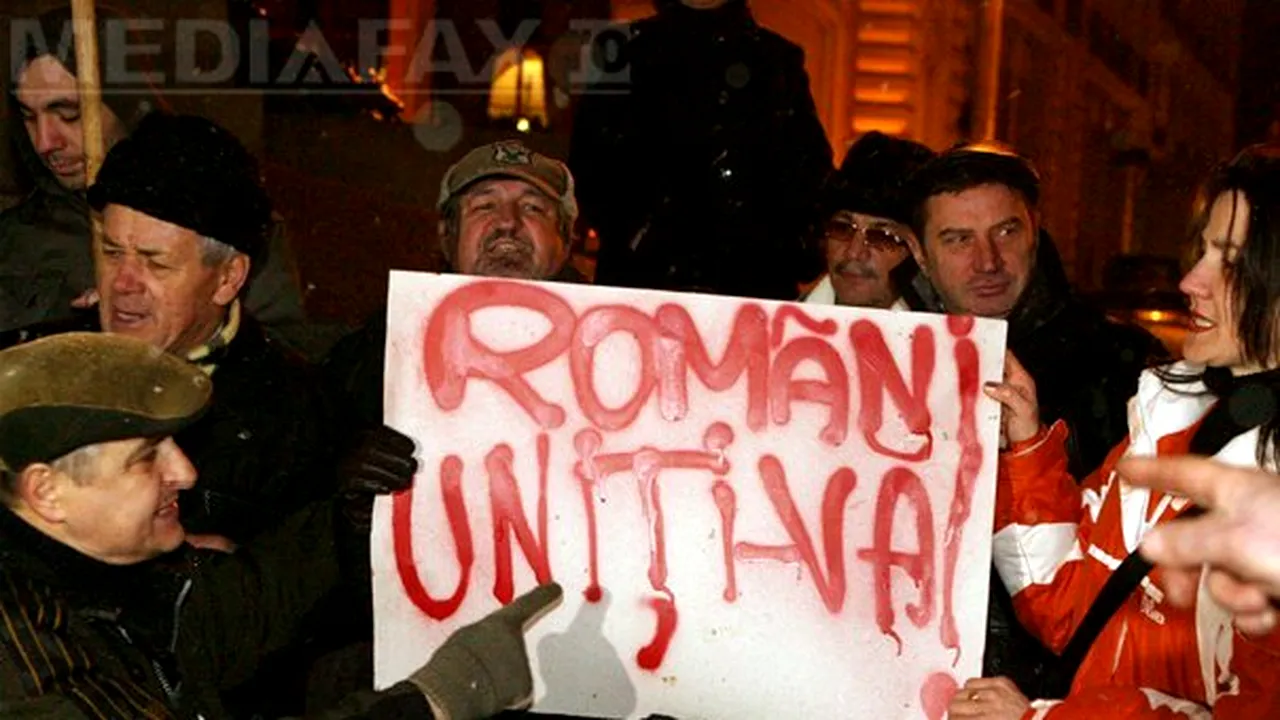 PROTESTE ÎN ŢARĂ: Sute de persoane au cerut în stradă DEMISIA lui Băsescu - GALERIE FOTO