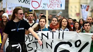 PROTESTE ale studenţilor la Bucureşti şi în ţară. O delegaţie a studenţilor a fost invitată să discute cu ministrul Costoiu - FOTO
