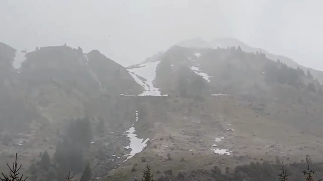Salvamont Argeș: Risc crescut de avalanșe la altitudini peste 1.800 de metri / Turiștii, sfătuiți să evite traseele unde sunt condiții meteo severe