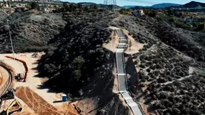 Mii de oameni vor să urce scara cu 116 trepte care nu duce absolut nicăieri. VIDEO