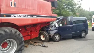 ACCIDENT GRAV în Hunedoara: Nouă români care se întorceau de la muncă din Germania, răniţi după ce un microbuz s-a ciocnit de o combină agricolă - GALERIE FOTO