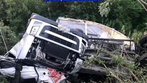 Ciocolată, în albia unui râu, după ce un camion a rămas fără frâne şi a plonjat în apă | FOTO