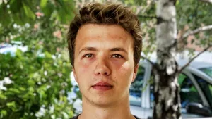 Roman Protasevici şi-a recăpătat viaţa de dinaintea arestării. Apare pe Twitter, dar nu se ştie dacă e contul lui