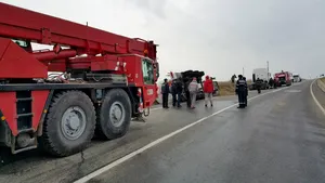 Trafic îngreunat la intrarea în Huşi, unde o cisternă încărcată cu GPL s-a răsturnat. Circulaţia pe DE 581 spre Vama Albiţa, reluată în ambele sensuri - FOTO 